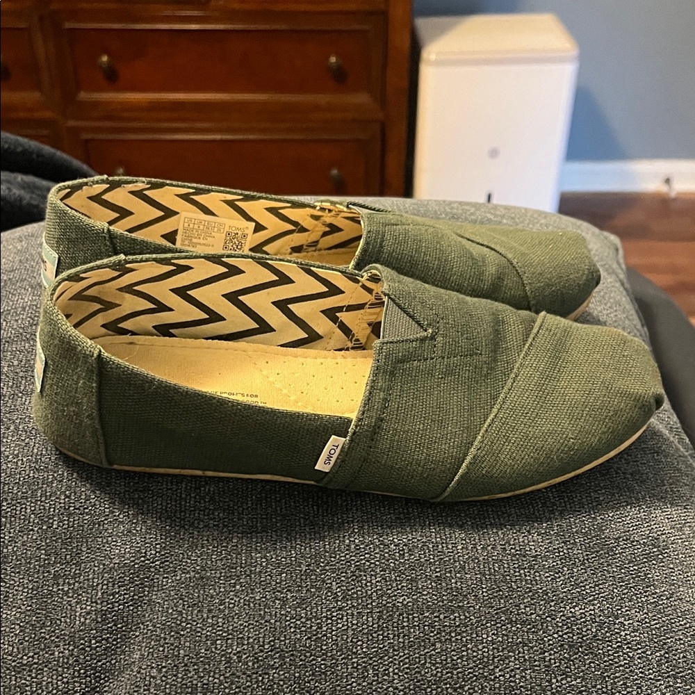 TOMS women’s Green Canvas Slip-Ons